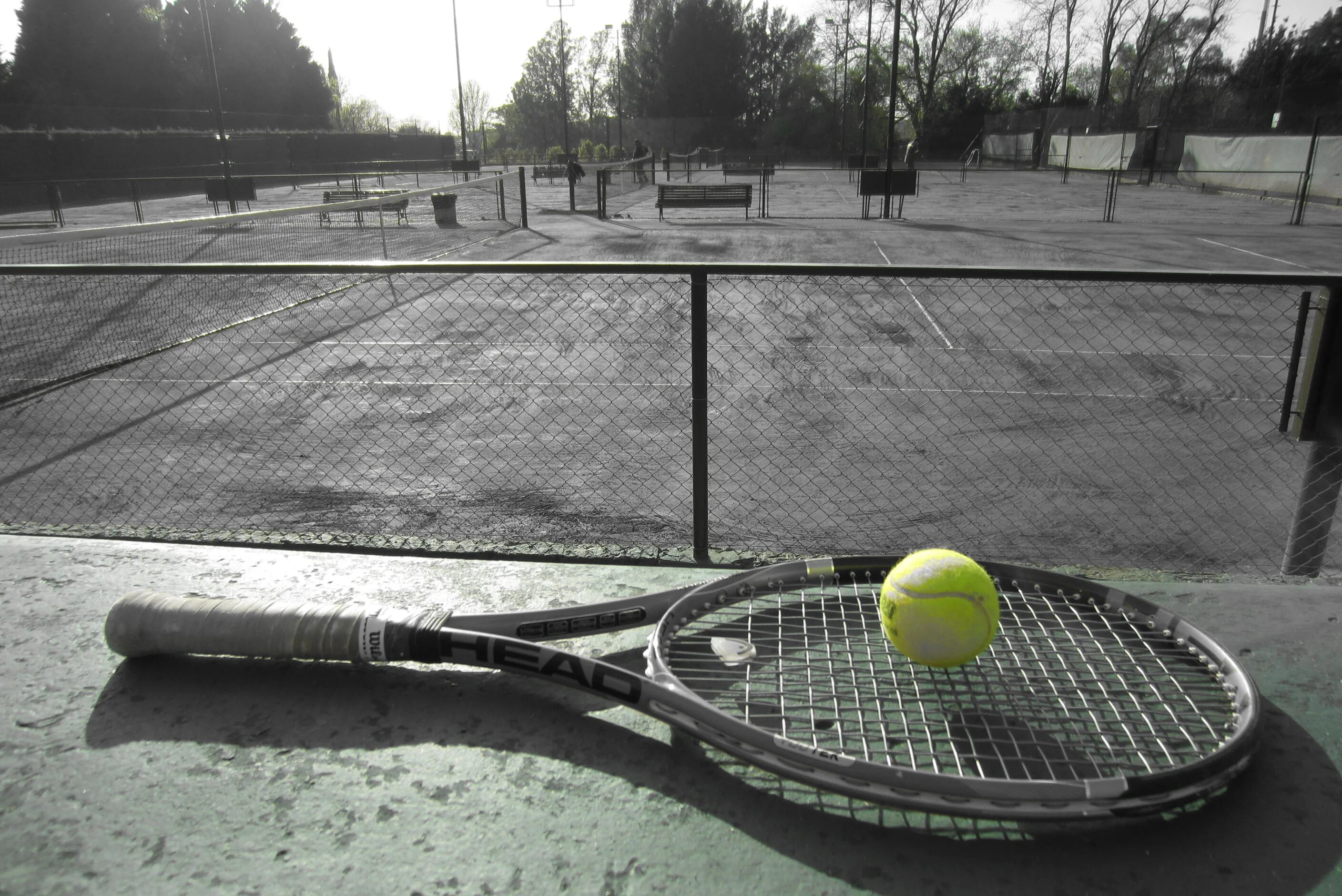 Теннис игра с ракетками. Теннис. Теннисный корт черный. Теннисный корт с мячом и ракеткой. Теннисный мяч на корте.