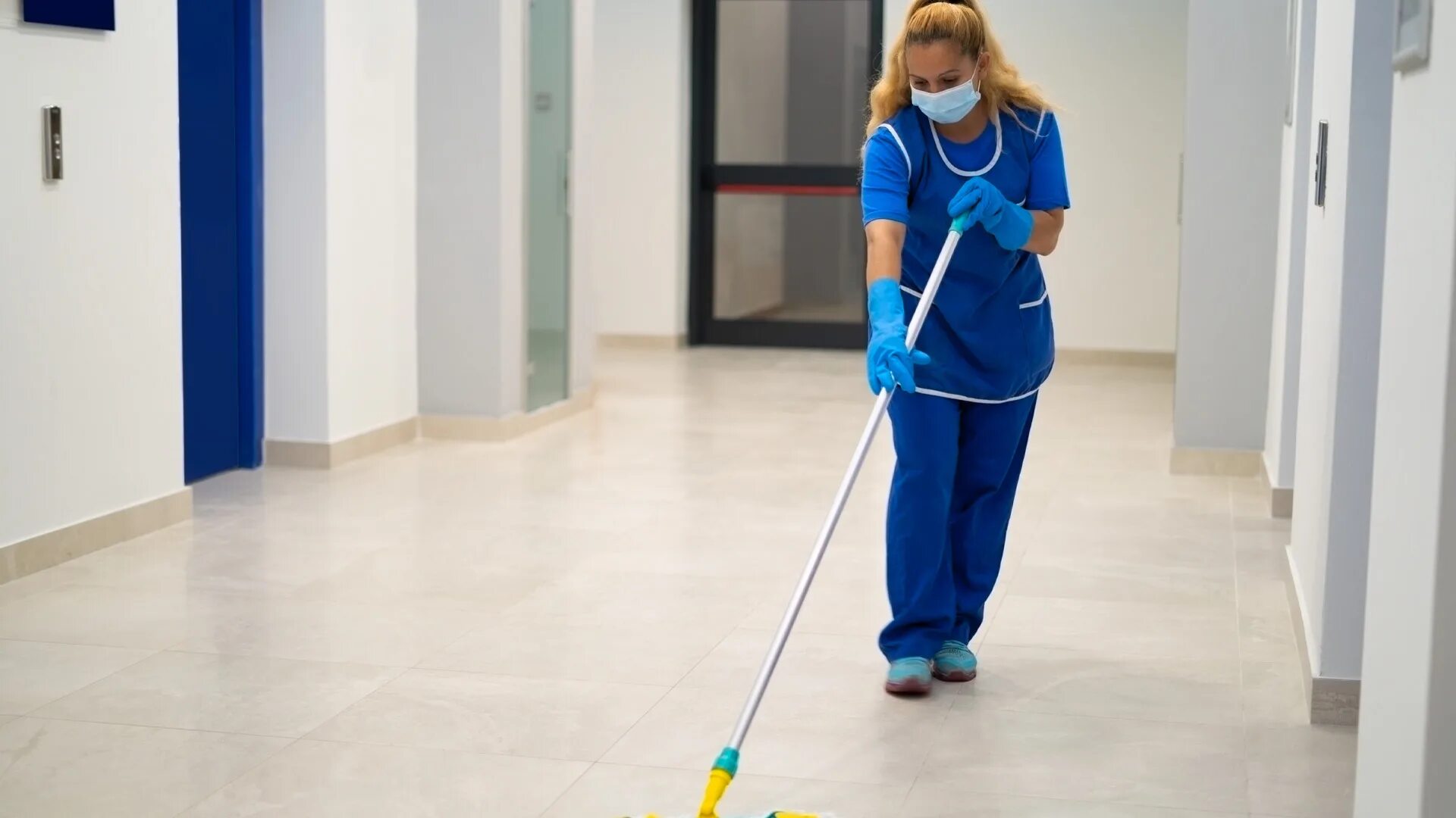 техничка. уборщица в школе. требуется уборщик служебных помещений. вакансия уборщица. уборщицы.