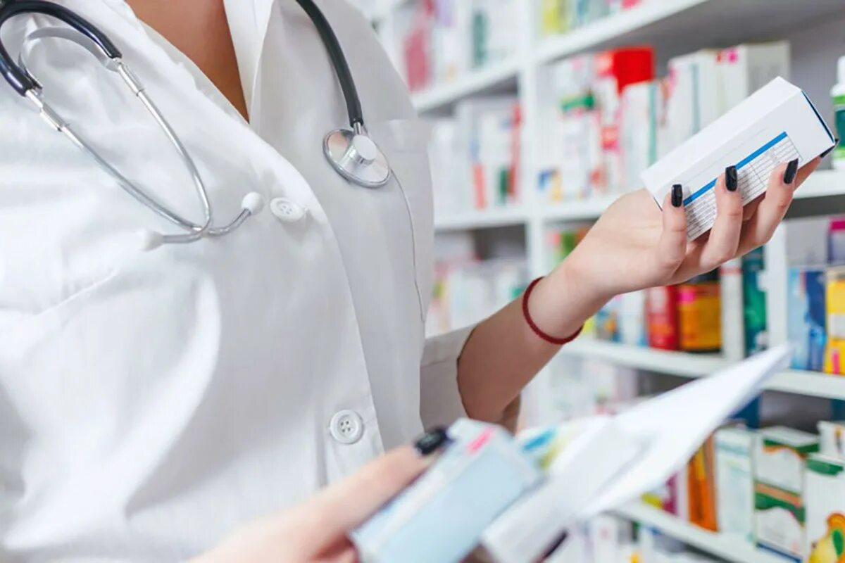 Вич центр на обводном. Льготные лекарства. Фармацевт с лекарствами. Льготные лекарства. Выдача препаратов.