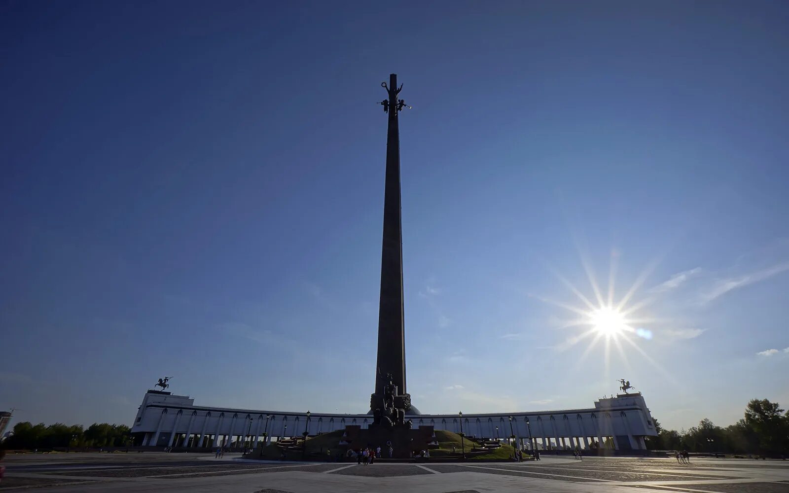 Мемориал в парке победы на поклонной. Поклонная гора монумент Победы. Парк Победы Москва монумент Победы. Обелиск на Поклонной горе в Москве.