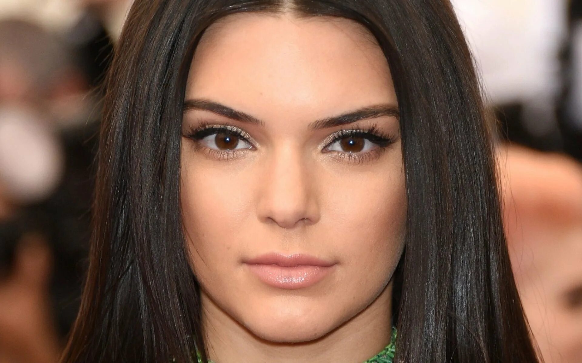 Цвет бровей для шатенок. Девушки с черными волосами и карими глазами. Черные волосы и карие глаза. Девушка с чёрными волосами и карими глазами. Брюнетка с карими глазами.