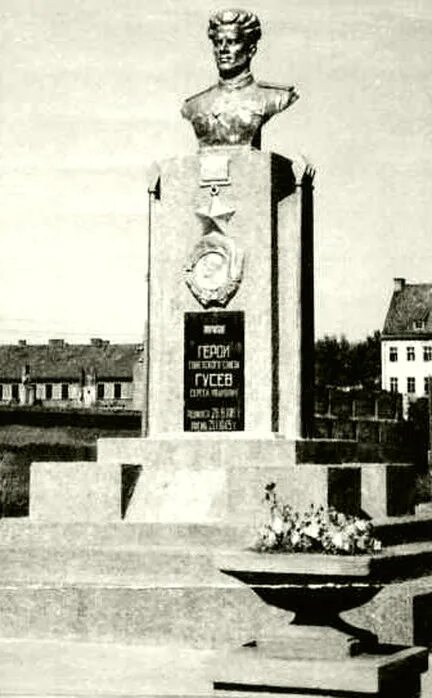 Памятник гусеву. Памятник Гусеву в Гусеве. Калининград памятник капитану Гусеву. Подгоровка памятник Гусеву. Великие памятники Гусева.