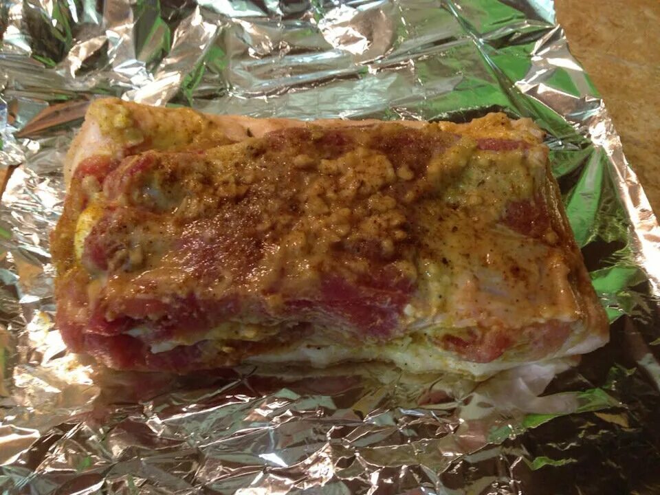 Грудинка свиная в духовке в фольге. Свинина запеченная в фольге в мультиварке. Буженина с салом. Грудинка запеченная. Грудинка свиная запеченная в духовке.