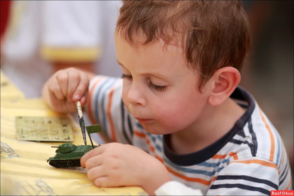 детям о дружбе. подросток и профессия. ребенок познает мир. школьник и дошкольник. юноша для детей.