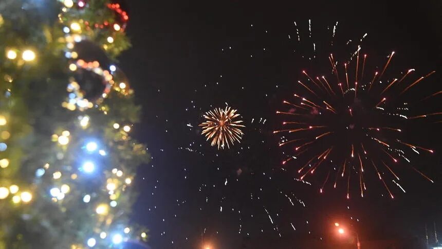 В новогоднюю ночь можно запускать фейерверки. В новогоднюю ночь можно запускать фейерверки