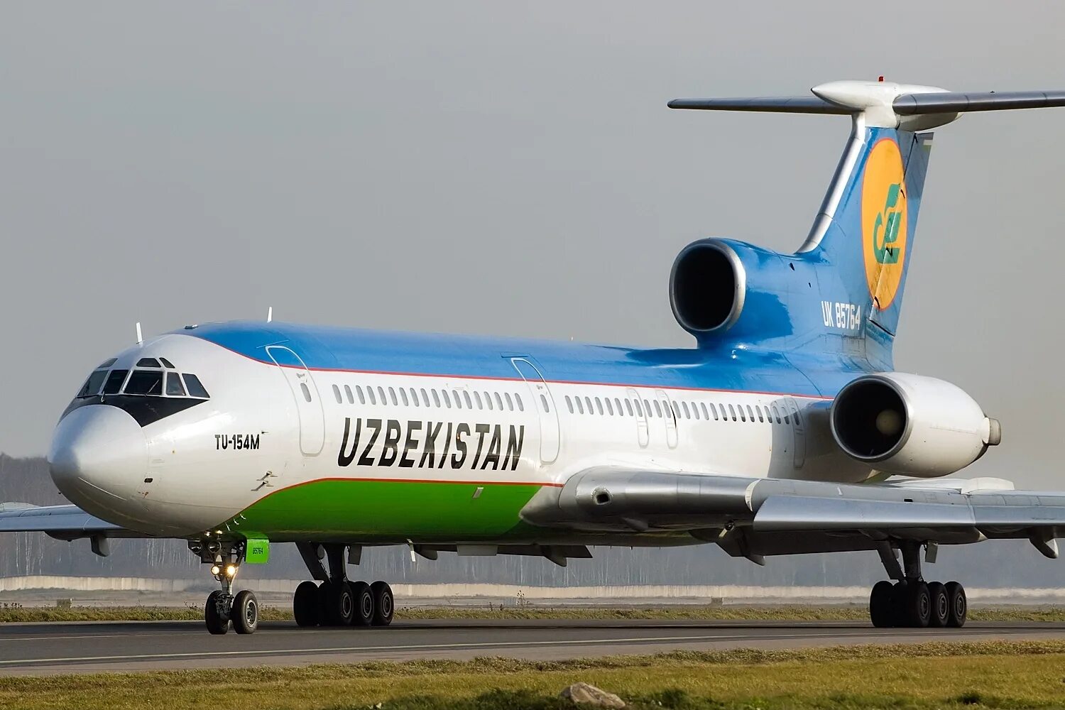 Узбекистан авиакомпания хаво йуллари. Ту 154 Uzbekistan Airways. Uzbekistan Airways Airbus a310. Tupolev tu-154m Uzbekistan Airways.