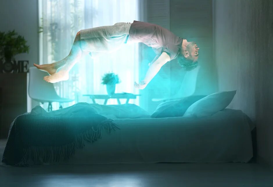 Необычные сны. Кровать левитация. Человек над кроватью. Леветирование над кроватью. Левитирует над кроватью.