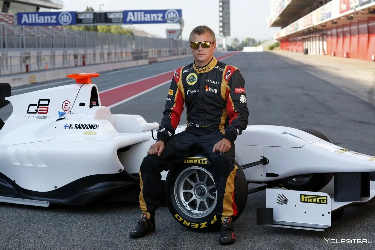 Шлем даниэля риккьярдо. Шлем гонщика формулы 1. Мауро сипсц гонщик. Льюис хэмилтон. De vries гонщик.