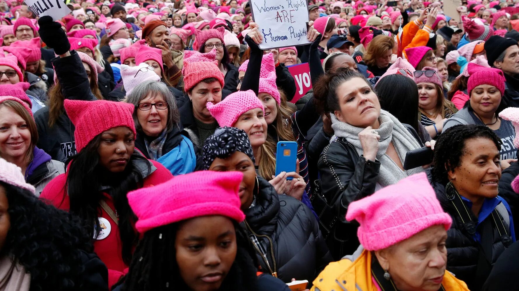 Движение феминизма. Митинг феминисток в США. Феминистка в розовой шапке. Женский митинг. Марш женщин.