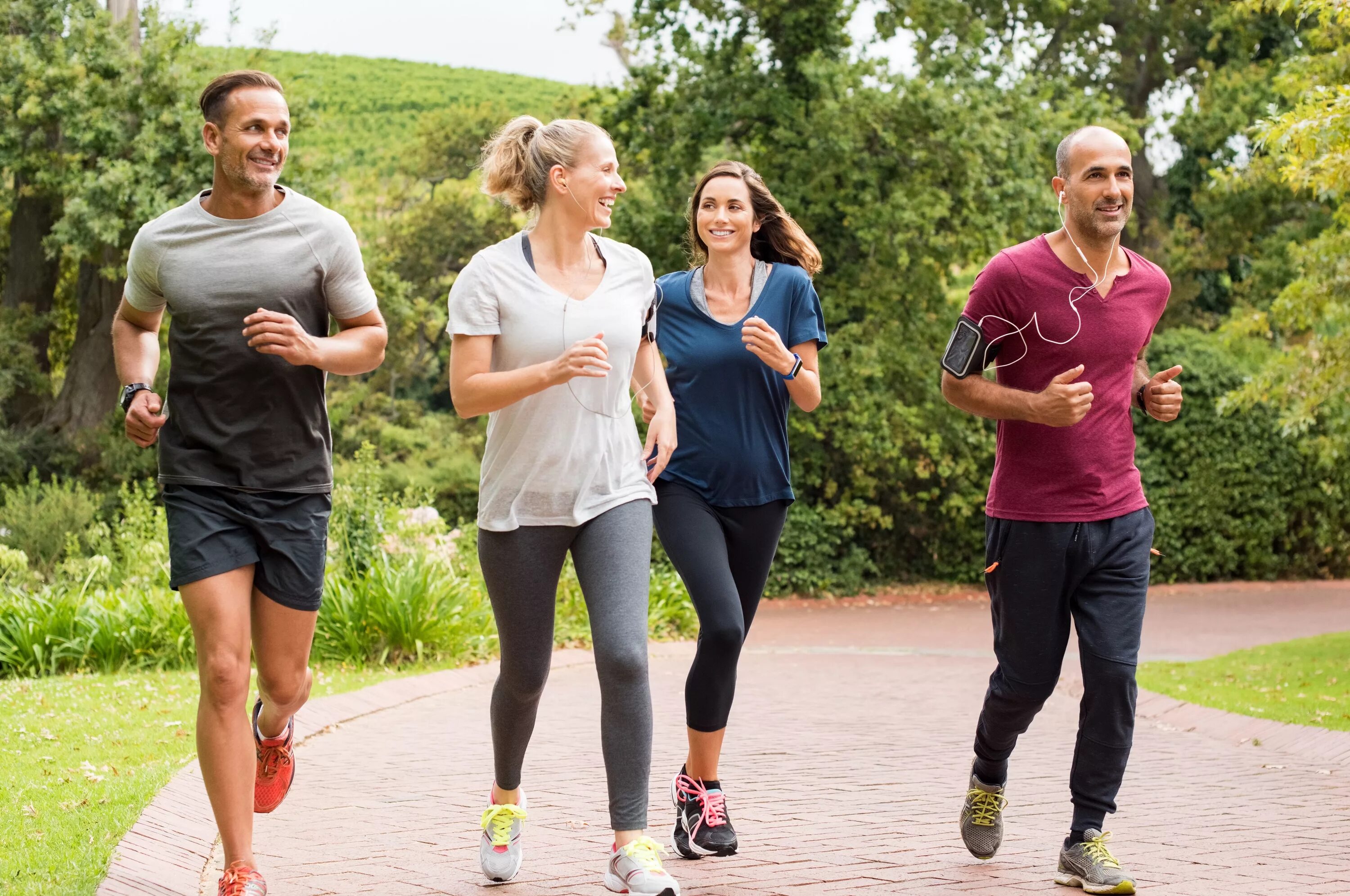 Sport helps people. Бег трусцой (Джоггинг). Занятия спортом на свежем воздухе. Человек на пробежке. Спортивные люди.