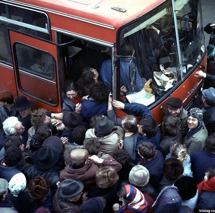 Толпа людей в автобусе. Давка в общественном транспорте. Переполненный общественный транспорт. Общественный транспорт в час пик. Народу в дом набилось битком