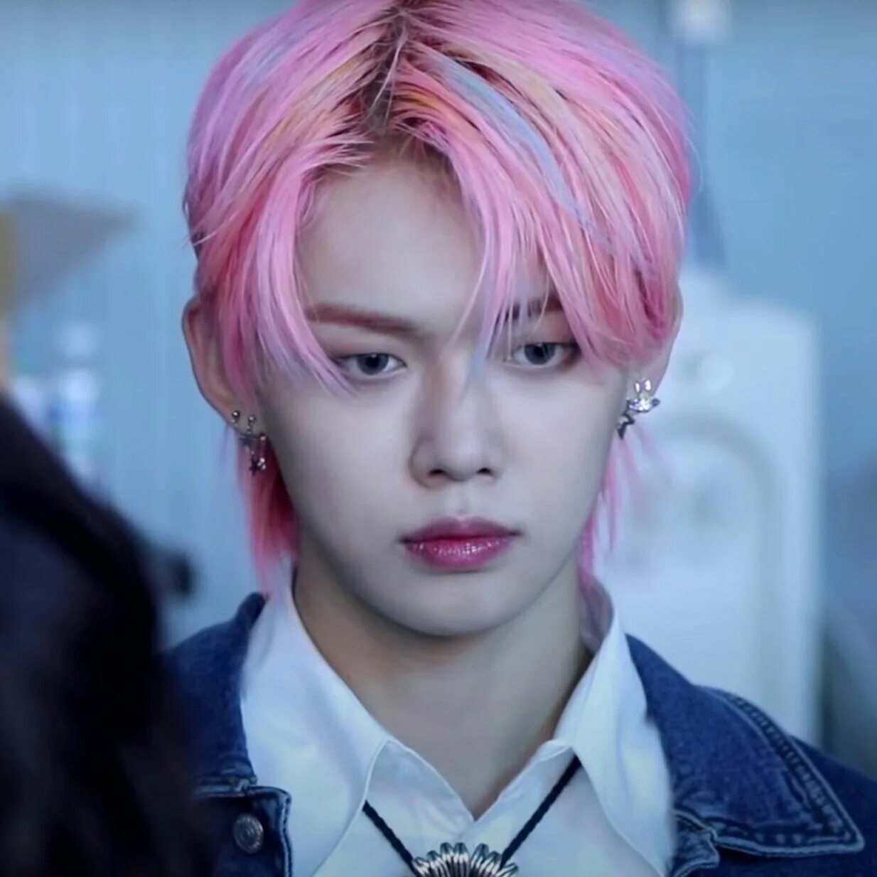 Txt studio. Yeonjun Pink hair. Yeonbin. Yeonjun txt Pink hair. Yeonjun 5시 53분의 하늘에서 발견한 너와 나.