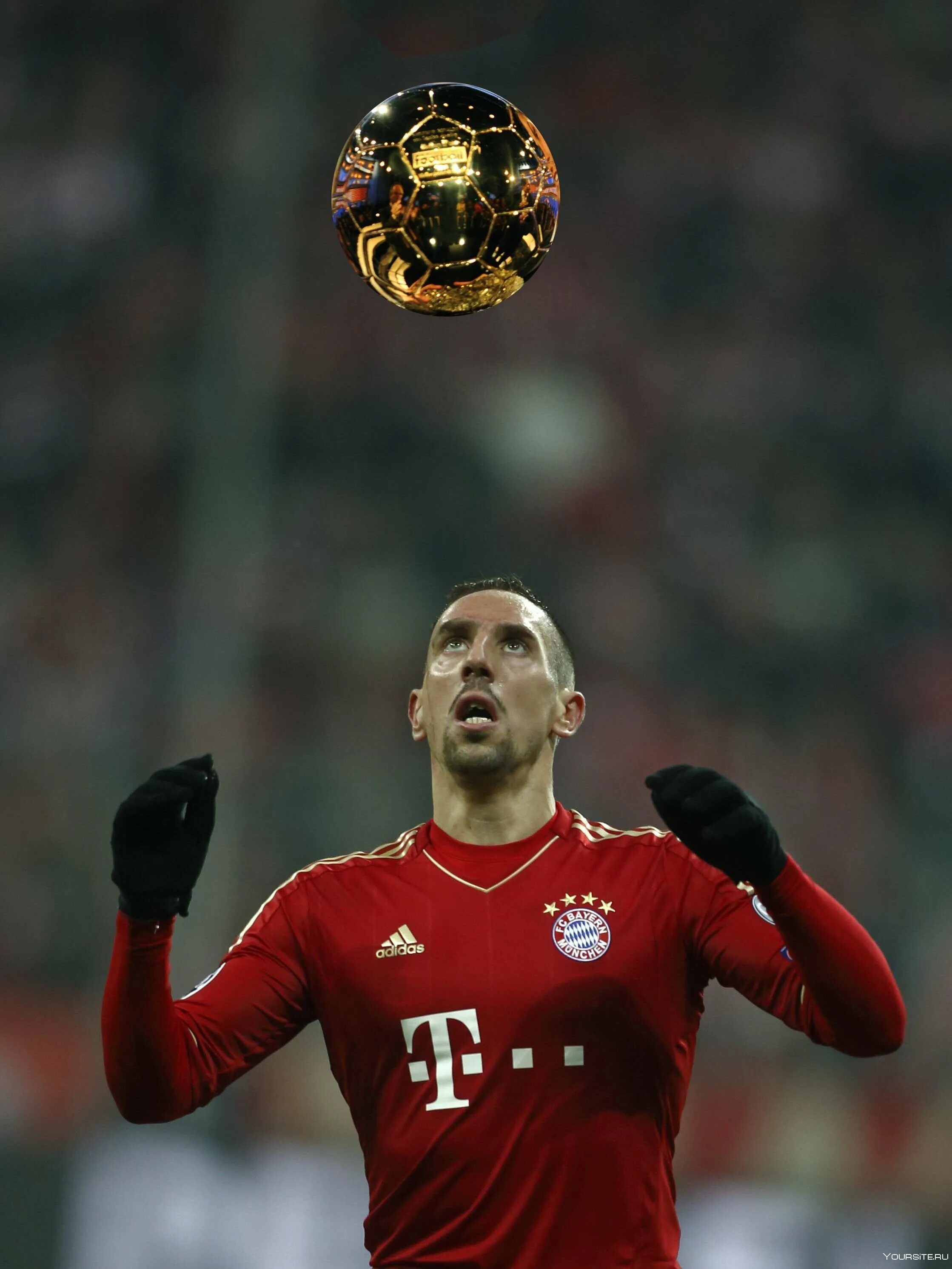 Криштиану роналду золотой мяч 2013. Робин ван перси фото. Роналдо зубастик золотой мяч. Самый 1 игрок. Роналдо зубастик на чм 2002.