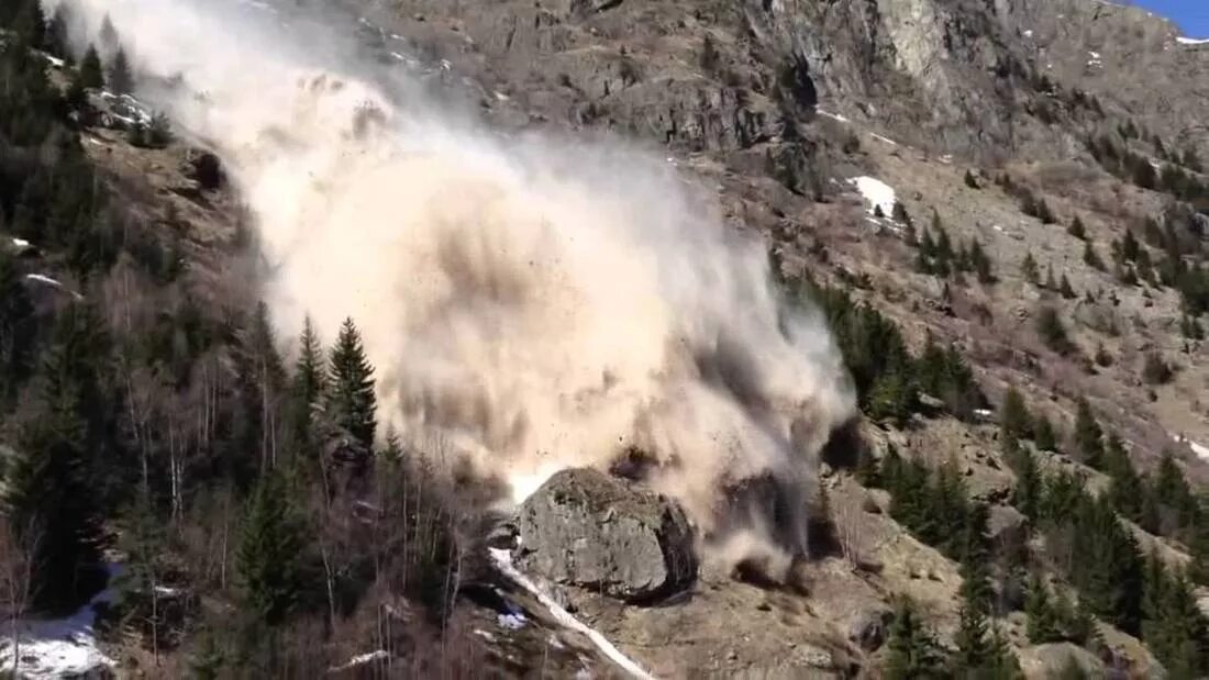 Лавина камнепад. Обвал лавины. Оползни селевые потоки снежные лавины. Лавина камнепад. Снежная лавина последствия.