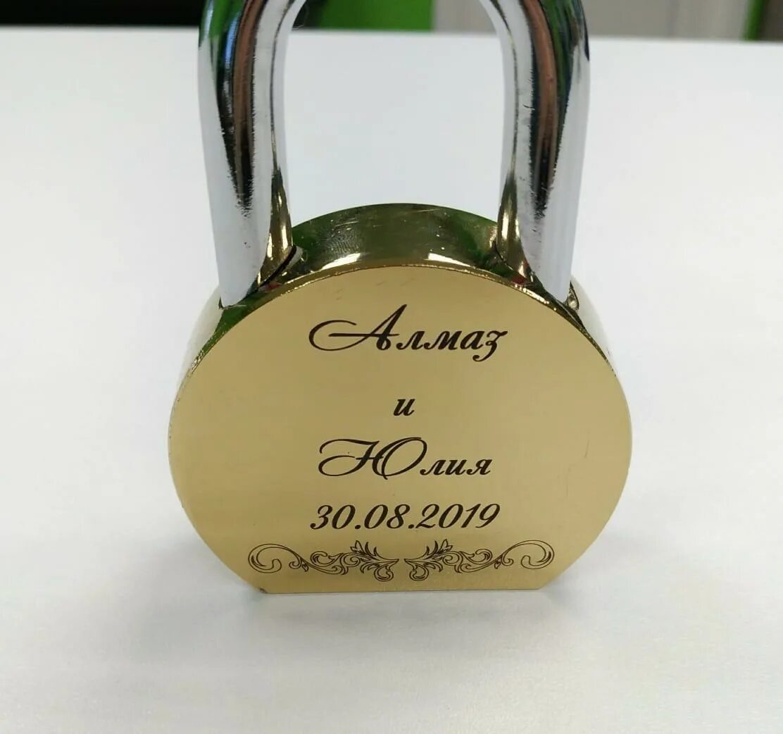 Гравировка на ювелирных изделиях. Изделия с гравировкой. Украшения с гравировкой. Лазерная гравировка на ювелирных изделиях. Гравировка на ювелирных изделиях.