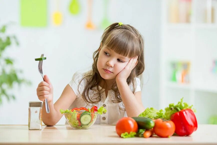 Накормить постящегося. Еда для детей. Овощи для детей. Ребенок ест овощи и фрукты. Фрукты для детей.