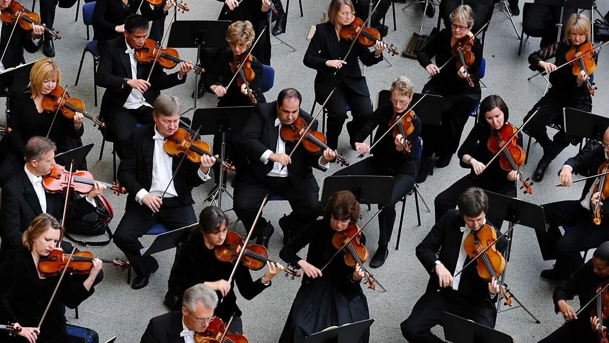 Bbc symphony orchestra. Группа Лондонский симфонический оркестр. Телефон и оркестр. Симфонический оркестр на фестивале. Оркестр карликов.