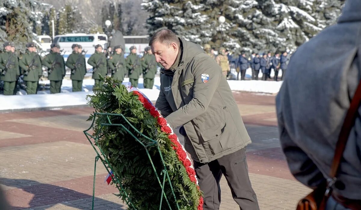 Курск похоронили. Годовщина освобождения. Возложение цветов к памятнику Попову. Возложение цветов к мемориалу с Санчи. Вечный огонь на на мемориальном комплексе памяти павших.