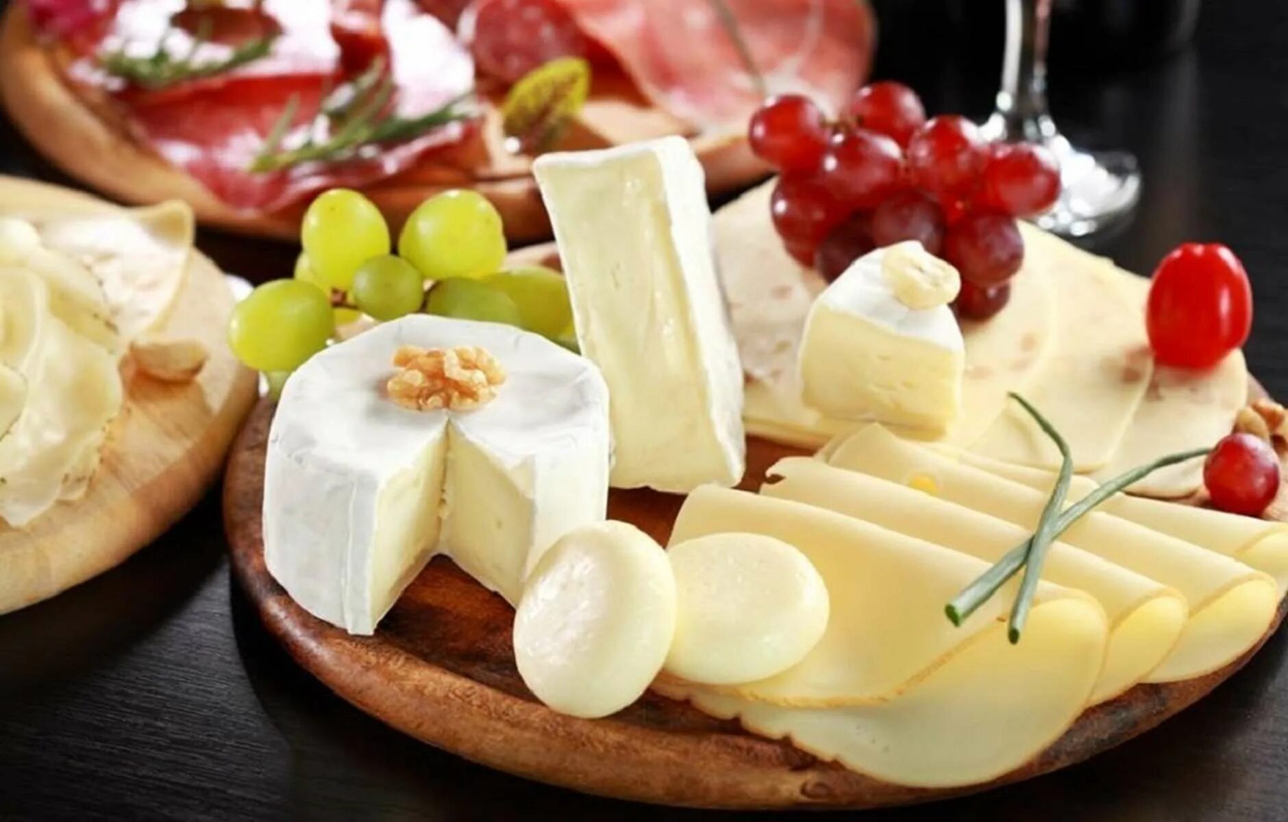 Cheese i food. Salty food. Сыр обои. Красивый сыр. Сырная тарелка эстетика.