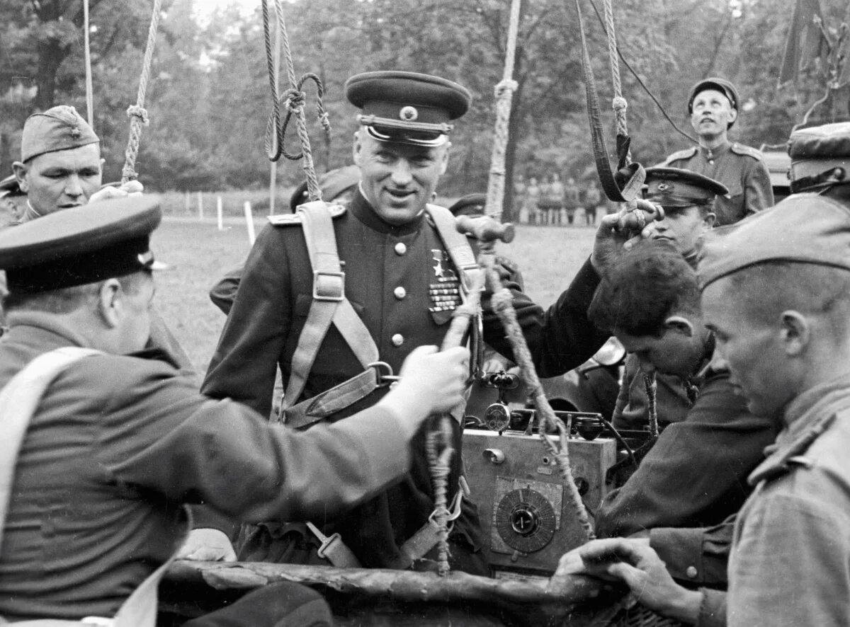 Рокоссовский в годы великой отечественной войны. Маршал Рокоссовский 1945. Маршал Рокоссовский на фронте.