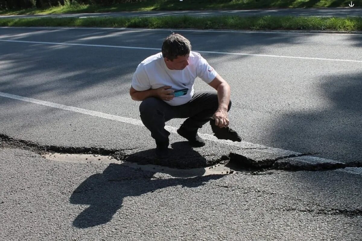 Кусок асфальта. По асфальту вновь