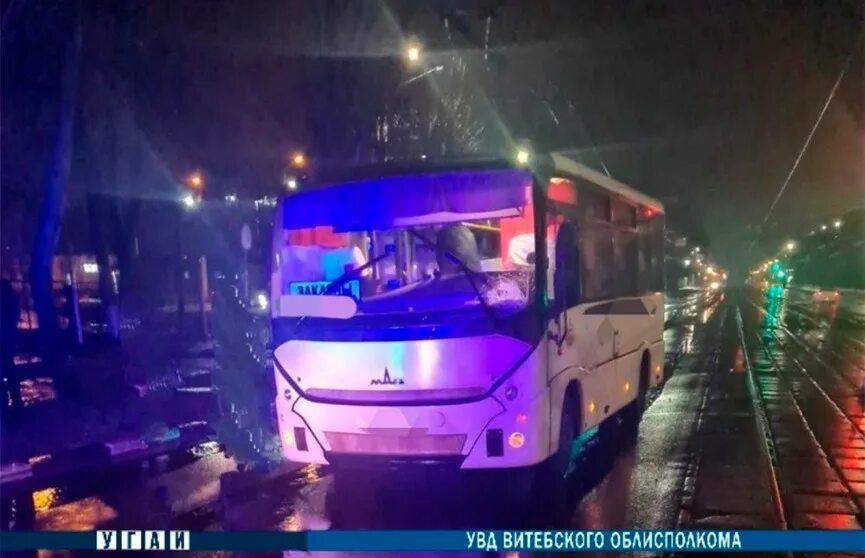 Автобус ночью. Авария автобус в Витебске. Мужчина в автобусе.