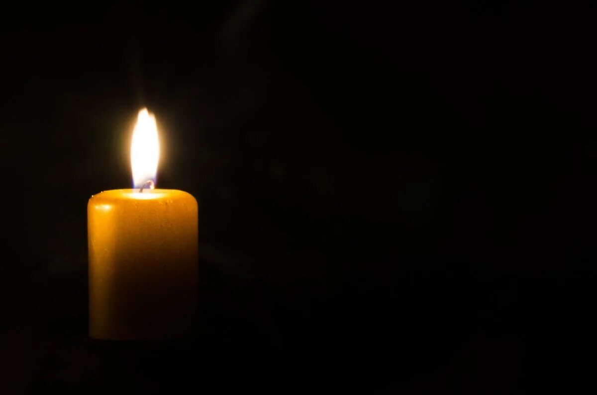 Горящая свеча. Свеча на темном фоне. Траурная свеча. Свеча памяти. Черная свеча памяти
