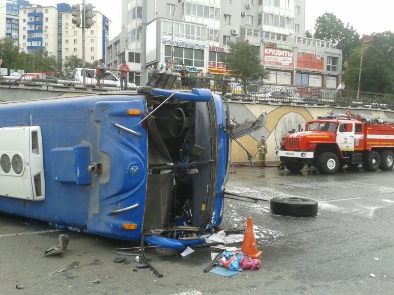Автобус пятьдесят пятый. Происшествия Владивосток. ДТП Владивосток перевернулс.