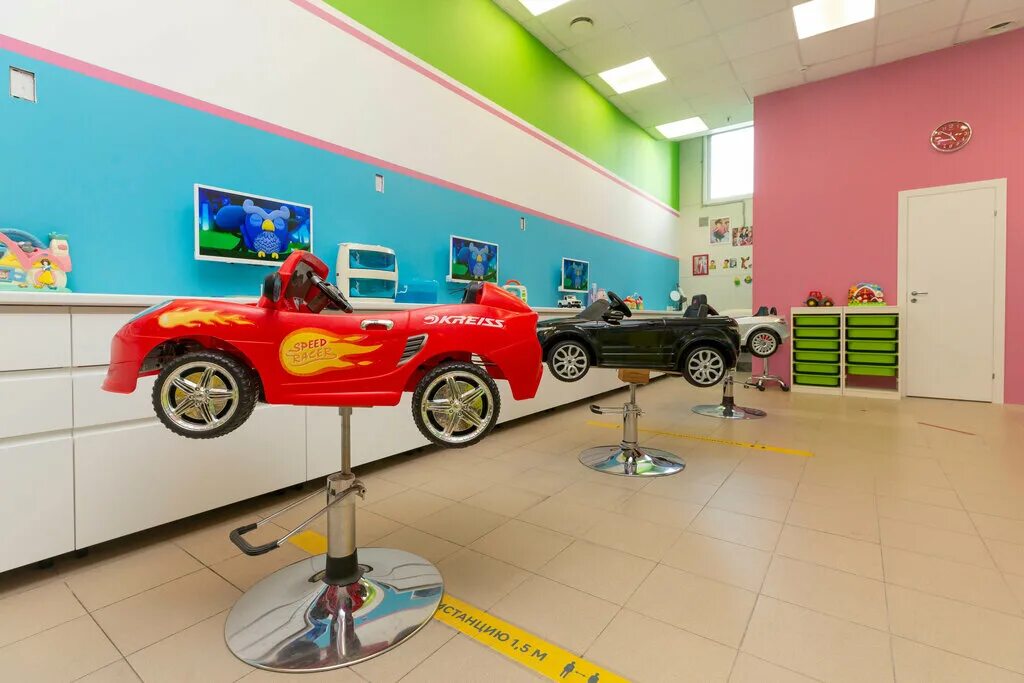 Детская парикмахерская интерьер. Детская парикмахерская. Детский салон красоты. Детская парикмахерская санкт петербург. Детская парикмахерская на пр большевиков.