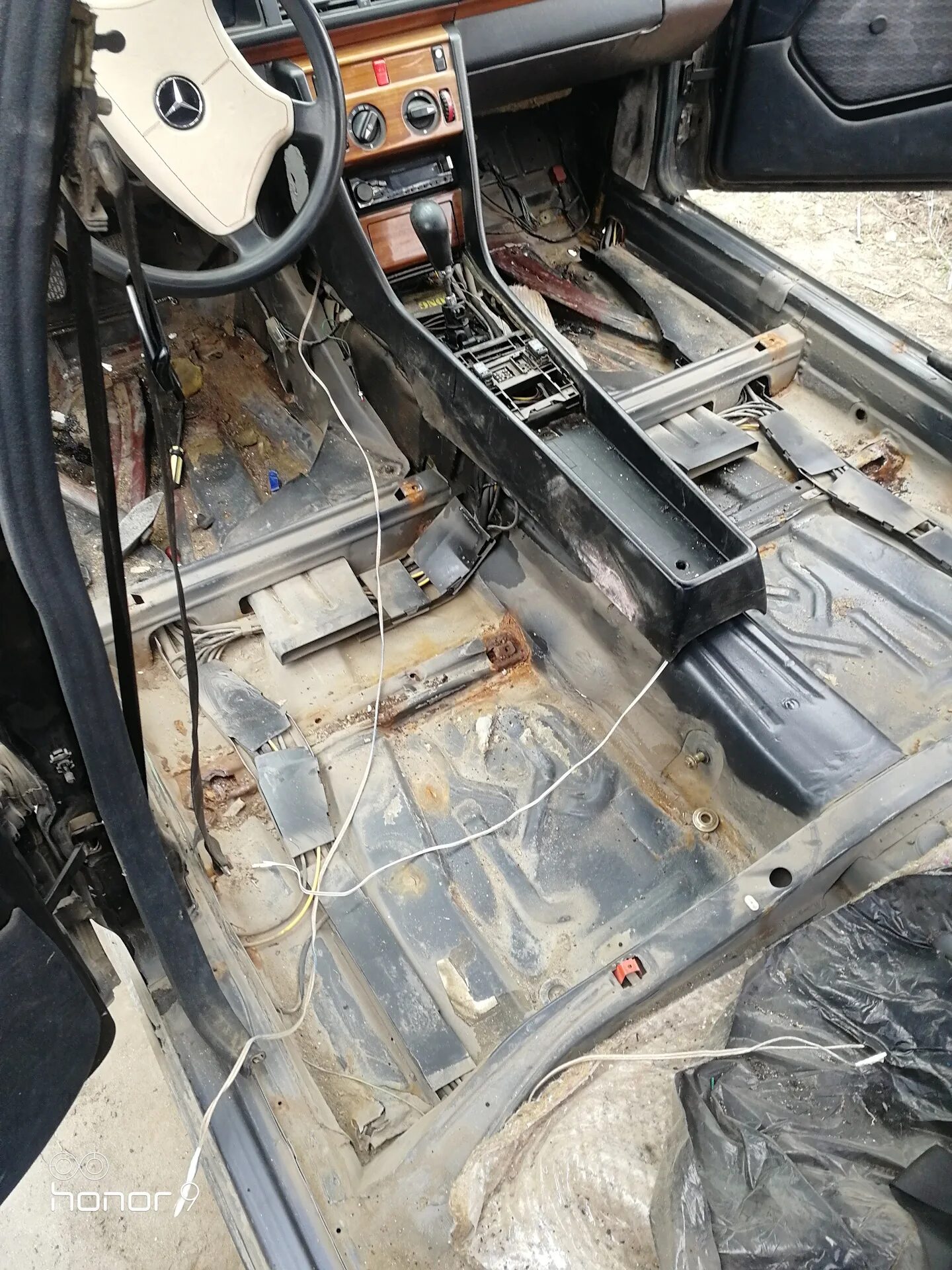 Е 280 м 104 ремонт глушителя 124 мерседес. Мерседес 124 кузов. Разобранная морда таврии. Ветровики на мерседес 124. Старый мерседес авторынок.