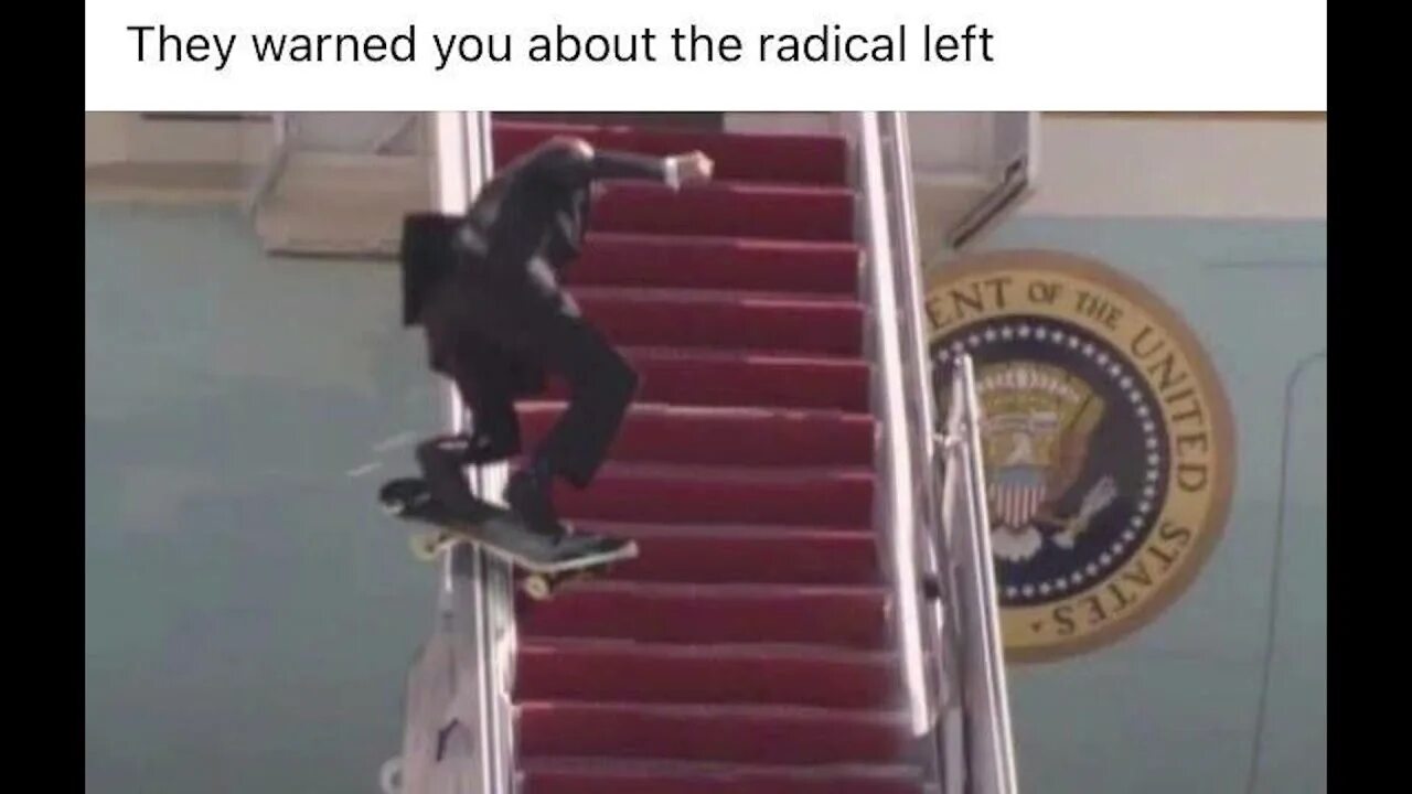 Байден какает. Джо байден палец. Джо байден 2000. Байден и российские подъезды. Джо байден memes.