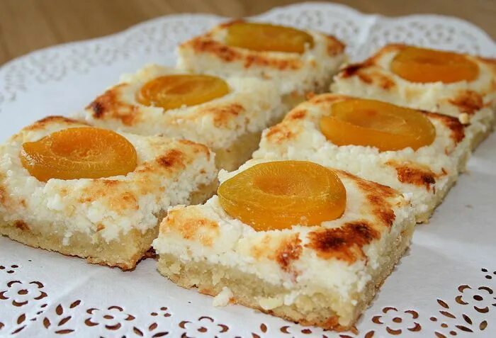 Творог с абрикосом. Пп бланманже. Пирог с творогом и абрикосами в духовке. Самбука абрикосовая. Творогом яблоком и абрикосом.