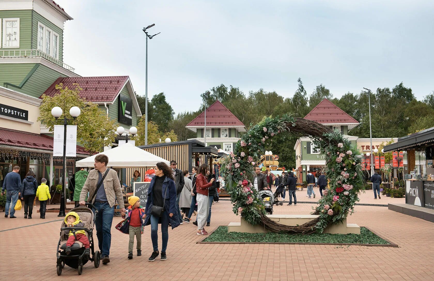 Village предложения. Внуково аутлет Вилладж. Деревня аутлет Внуково. Outlet Village Внуково. ТЦ Внуково аутлет.