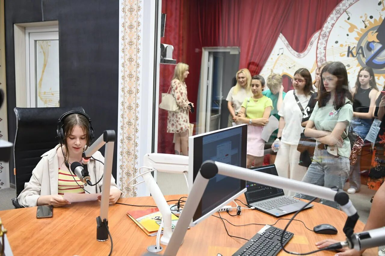 Подработка для школьников краснодар. Радиоведущая. алиса дмитриенко краснодар журналист. медиацентр дом журналистики краснодар. реклама на радио краснодарский край.