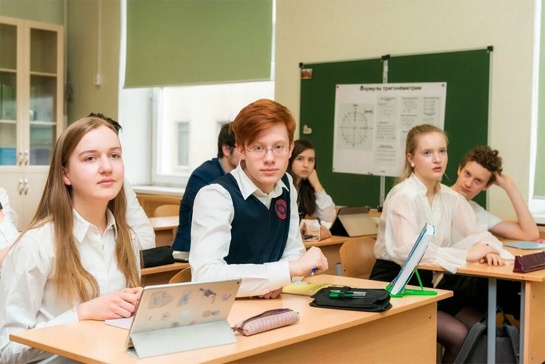 Картинки какого класса. Школьники 9 классов. Ученики 11 класса. 8 Класс ученики. Ученик 10 класса.