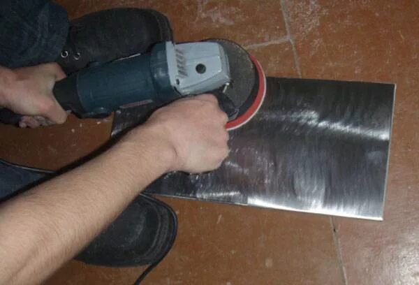 Фреза для шлифовки сварных швов. Зачистка сварочного шва после сварки. Зачистка сварочных швов болгаркой. Зачистка сварки. Зачистка швов нержавейки после сварки.
