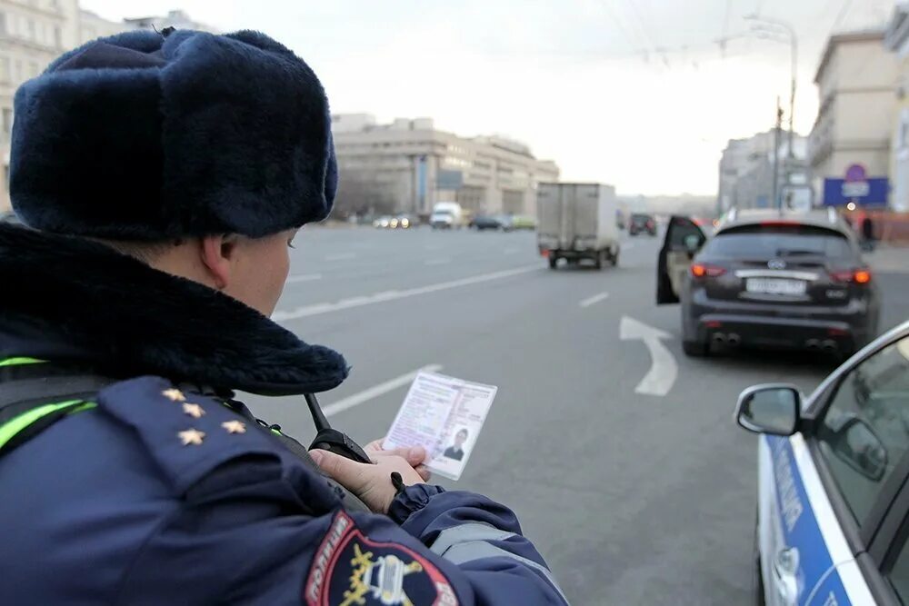 Сотрудник ГИБДД. Гаишник лишает прав.