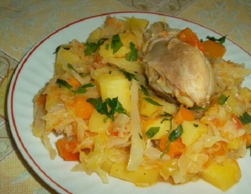 Капуста с курицей в казане. Тушёная капуста с картошкой. Курица с капустой и картошкой. Тушеная капуста с курицей. Рагу с курицей и картошкой и капустой.