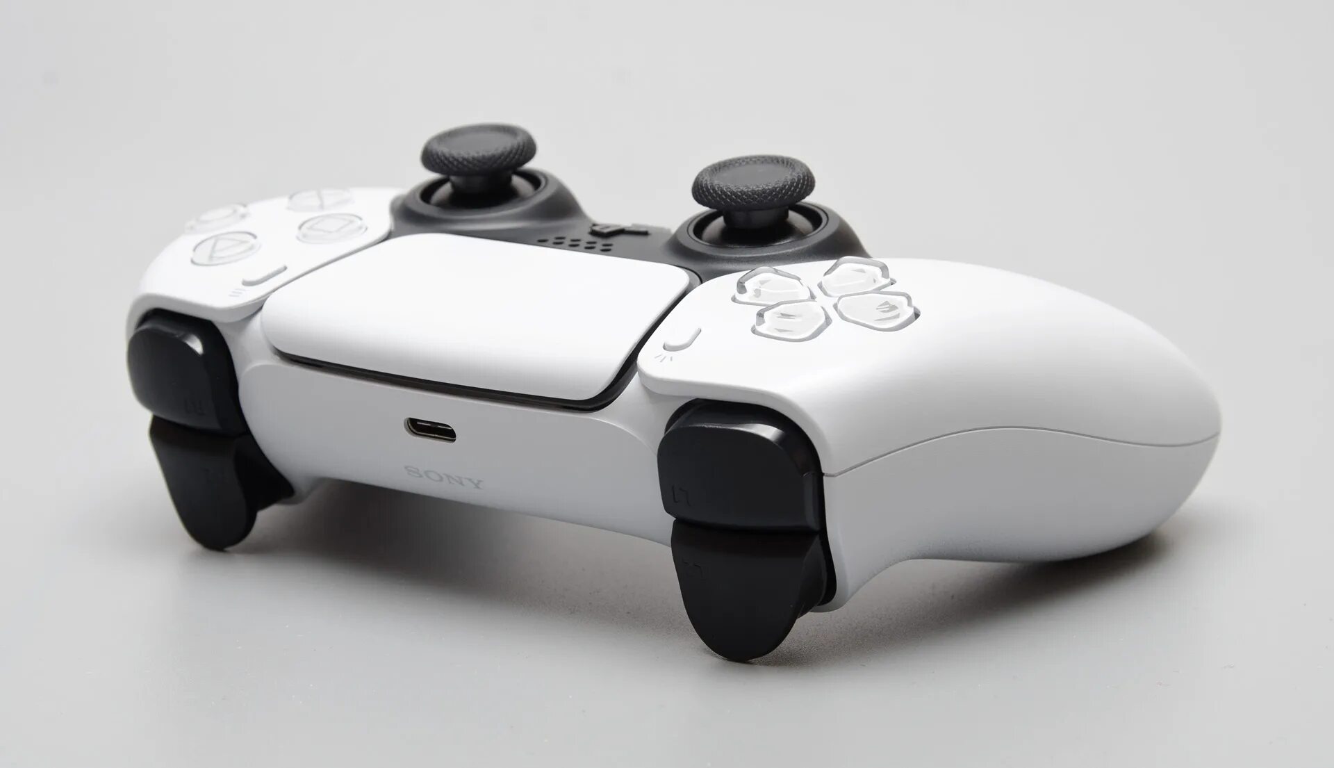 Плейстейшен 5 с двумя джойстиками. Плайстатион 5 с 2 джойстиками. playstation 5 2 геймпада. ps5 2 джойстика. игровая консоль ps 5000.