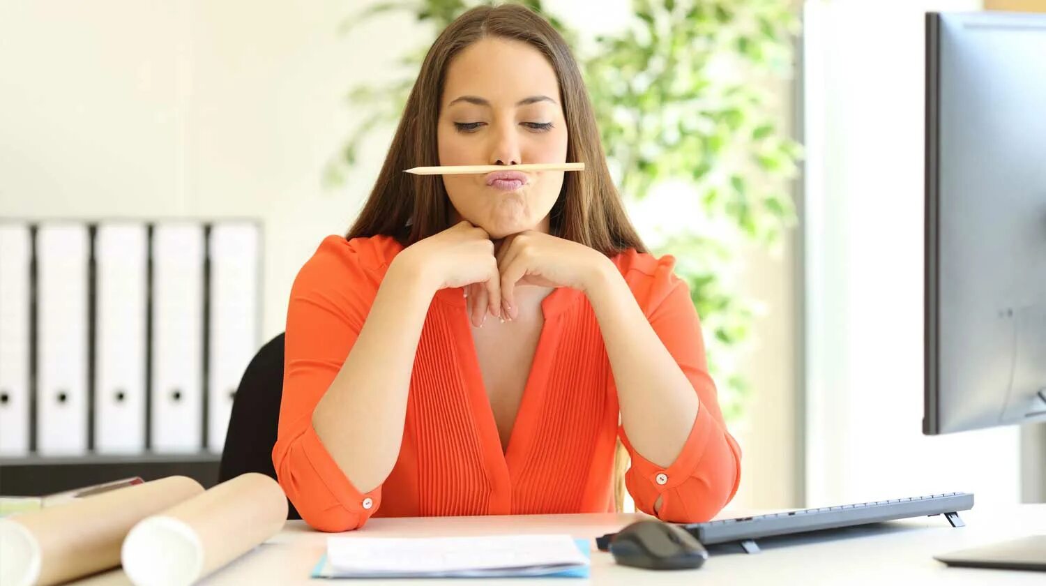 Что делают девушки на работе. Скука на работе. Занятая женщина. Человек в стрессе. Что делают девушки на работе.