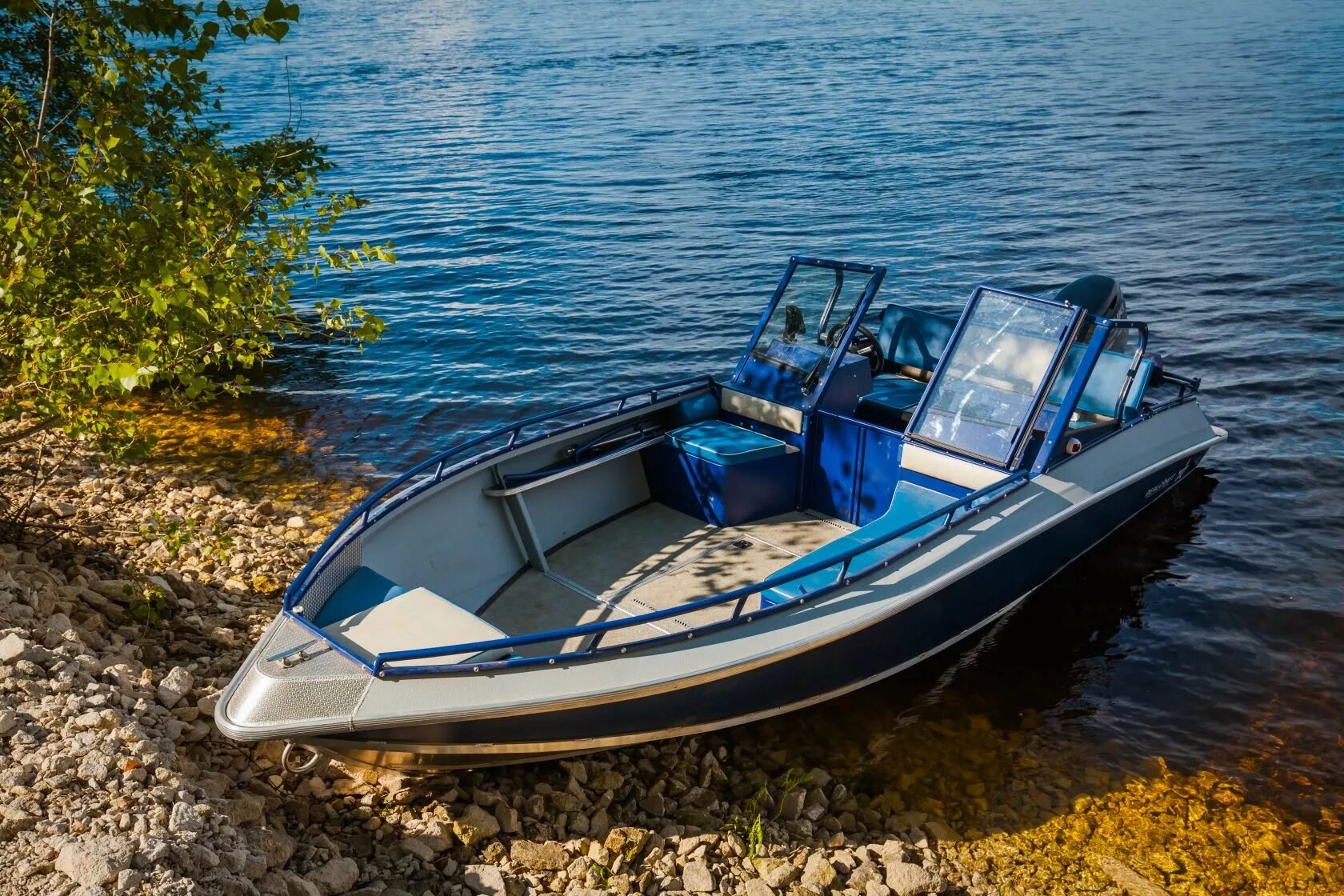 Старая лодка. Алюминиевые лодки нерегистрат. Катер алюма. Первые моторные лодки. Старая моторная лодка.