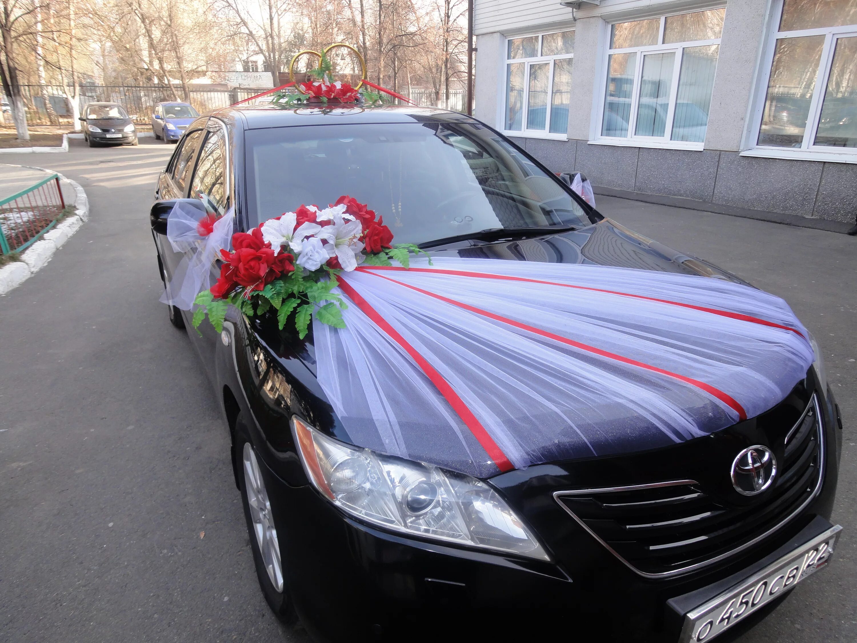 снять оформление машины. украшение машины живыми цветами. снять оформление машины. украшение кортежа украшение свадебного кортежа. украшение свадебных машин корона и шляпы.