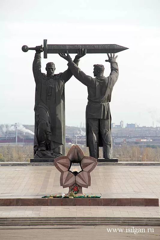 Магнитогорск монумент. Монумент тыл фронту в магнитогорске. памятник фронт тылу магнитогорск монумент. магнитогорск памятник тыл. памятник «тыл — фронту» в магнитогнрске.