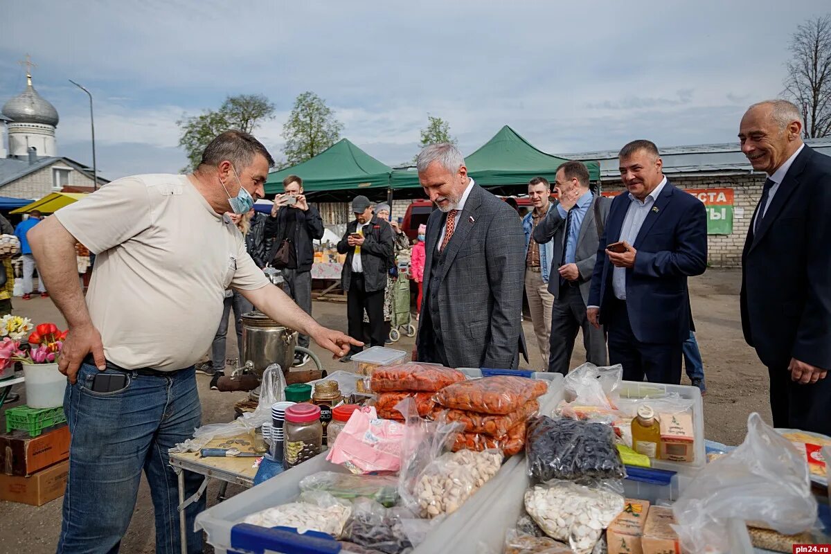 Псков рынок. На рынке. Черный рынок псков. Рынок маяк псков. На рынке.