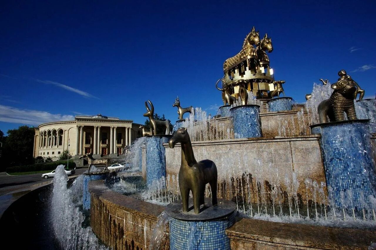 Кутаиси город в грузии. Кутаиси грузия. Кутаиси центр города. Грузия кутаиси слукуды. Исторический центр кутаиси.