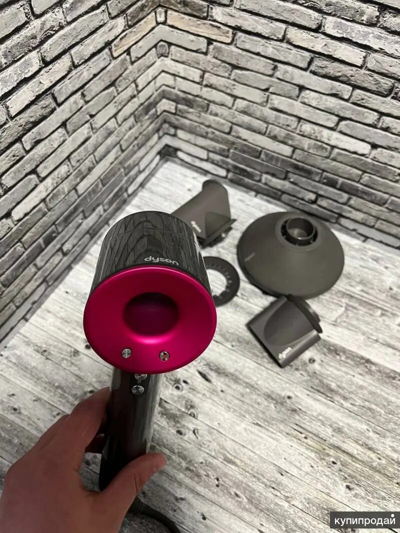 Дайсон производства малайзия. Вилка малайзия дайсон. Dyson ball dc42. Dyson ball dc42. Гравировка dyson.