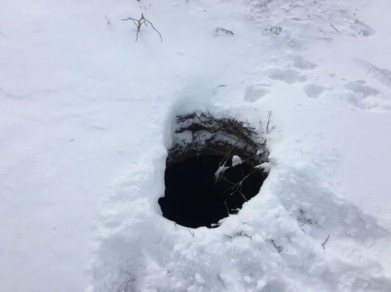 Девочка упала в люк на квесте. Дети падают в открытый люк.