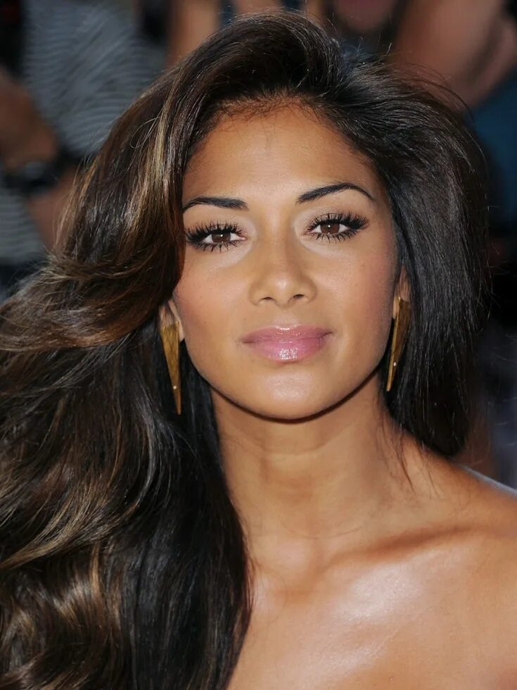 Смуглые карими глазами. Помада для смуглых брюнеток. Смуглые карими глазами. Инес рау красивые. Смуглые девушки.