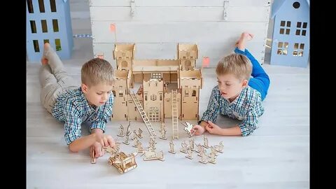 Дети собирают домик