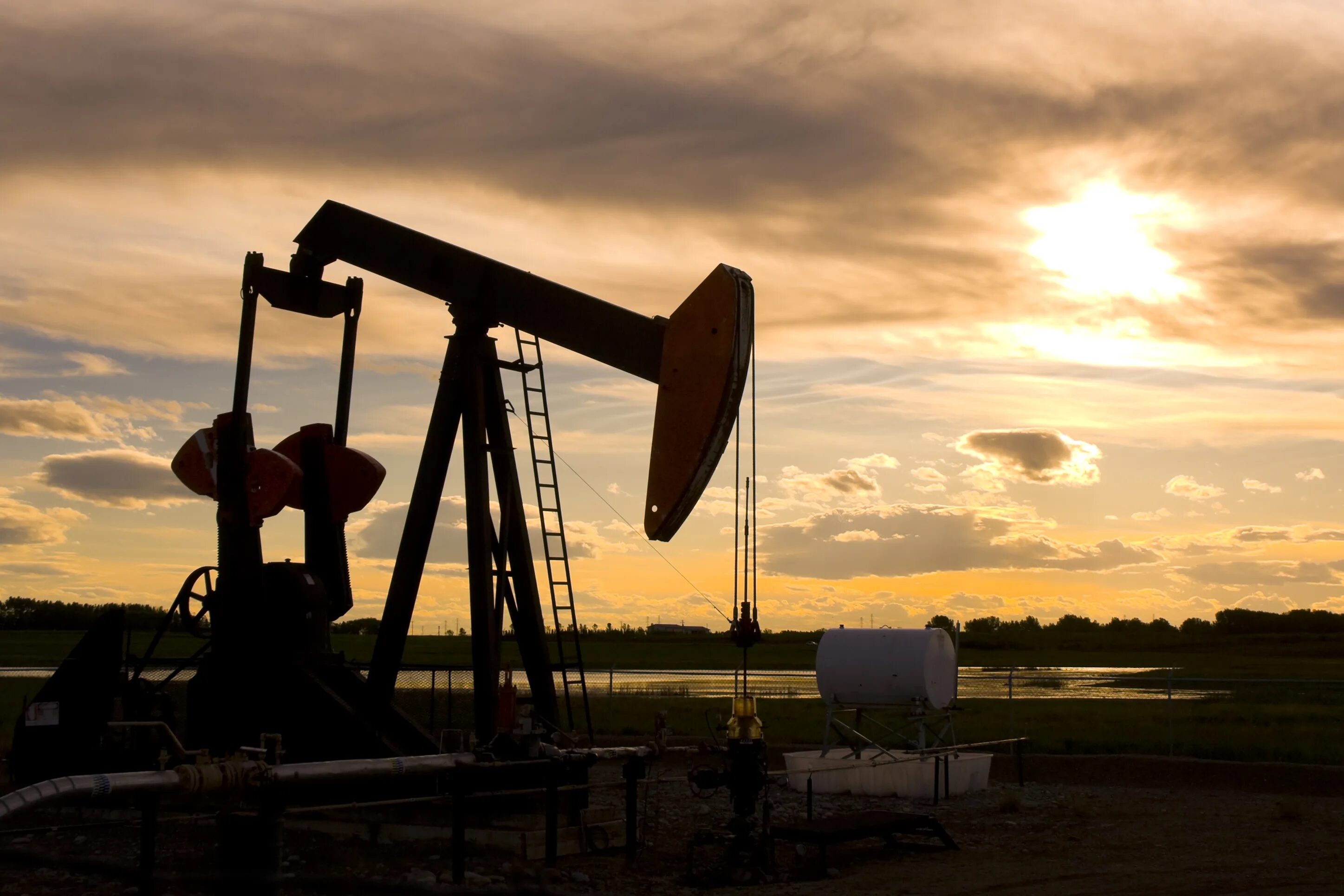 Звуки добычи. Природные ресурсы нефть. Добыча нефти в России. Нефтяная промышленность Канады. Нефтяные месторождения Канады.